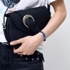 レザー ブラック ショルダーバッグ ベルトバックルデザインの画像