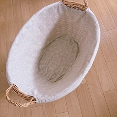 籐のカゴ　取手付きの画像