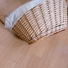 籐のカゴ　取手付きの画像