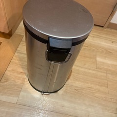 ゴミ箱の画像