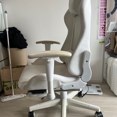 【LED付き、オットマン付き】ゲーミングチェアの画像