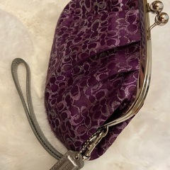 COACHパープルロゴポーチの画像