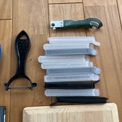 まな板、クリアファイル、缶切り、クリップ、靴下の画像