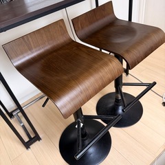 ダークブラウン カウンターテーブルと椅子セットの画像