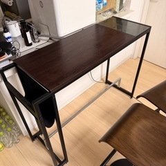 ダークブラウン カウンターテーブルと椅子セットの画像