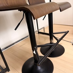 ダークブラウン カウンターテーブルと椅子セットの画像