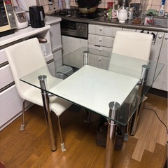 ガラス天板の正方形ダイニングテーブルセット
の画像