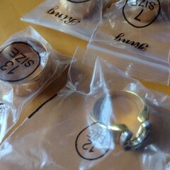 指輪各300円の画像