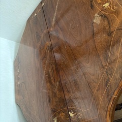 木製テーブルの画像