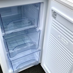 Te126●札幌市内 配達無料●22年製！アイリスオーヤマ IUSD-6B-Wノンフロン冷凍庫 60Lフリーザー●USEDの画像