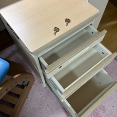 イトーキ学習机、KOIZUMIのチェアセットの画像