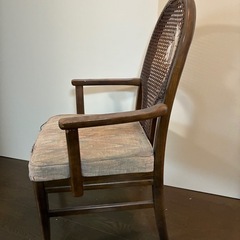 ボロボロのカリモク椅子の画像