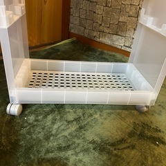 土日のみの出品　キャスター付き収納プラスチック製 キャビネット収納ケースの画像