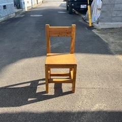 木材で作ったヴィンテージ風イスの画像