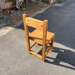 木材で作ったヴィンテージ風イスの画像