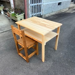 木材で作ったヴィンテージ風イスの画像