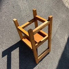 木材で作ったヴィンテージ風イスの画像