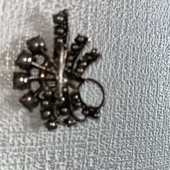 アイリスガラスのブローチ
の画像