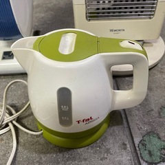 掃除機　　電気ヒーター　湯沸かしポットまとめての画像