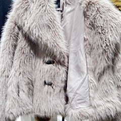 ZARA ショートフェイクファーコート　トグルボタンの画像