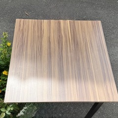 木目調の合成樹脂製ダイニングテーブル、金属脚付きで耐久性あり。  の画像