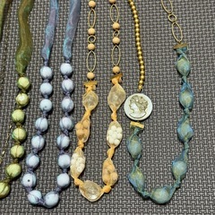 選べるクリスマスプレゼント☆ネックレス☆リボンとアクリルビーズの画像