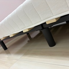 脚付きマットレスベッド ダブルベッド の画像