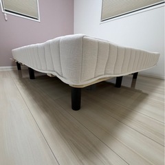 脚付きマットレスベッド ダブルベッド の画像