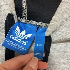 adidas パーカーの画像