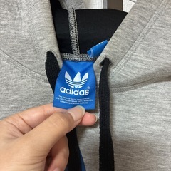 adidas パーカーの画像