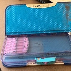 青色リボン装飾付き筆箱の画像