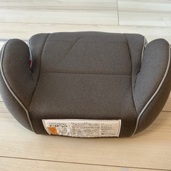 チャイルドシートとジュニアシートのセットの画像