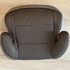 チャイルドシートとジュニアシートのセットの画像