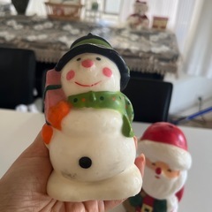 サンダルと雪だるまのローソクの画像