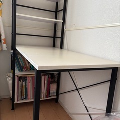 机、作業デスクの画像