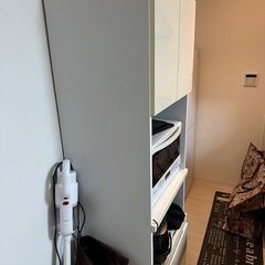 食器棚、電子レンジ、空気清浄機、スチーマーの画像