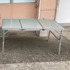 折りたたみテーブルの画像