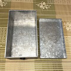 昭和のブリキの衣装ケースの画像