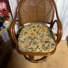 籐製回転椅子の画像
