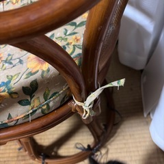 籐製回転椅子の画像