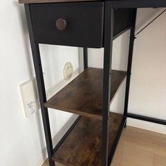 パソコンデスク　木目　サイドに棚有の画像