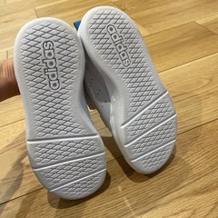 【年内終了】adidas スニーカー　18センチ　白　記名あり　美品の画像