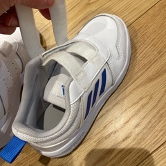 【年内終了】adidas スニーカー　18センチ　白　記名あり　美品の画像