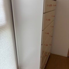 タンス　白色　ピンクの取っ手の画像