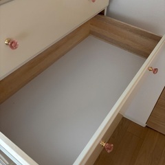 タンス　白色　ピンクの取っ手の画像