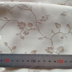 地模様のあるベージュ カーテンw 84cm H135cmの画像