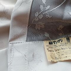 地模様のあるベージュ カーテンw 84cm H135cmの画像