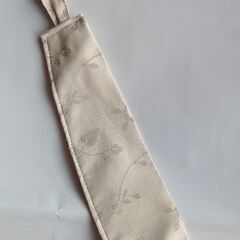 地模様のあるベージュ カーテンw 84cm H135cmの画像