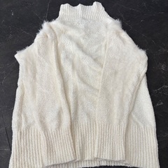 ホワイト タートルネック セーターの画像
