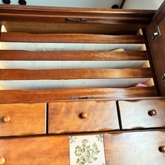 カントリー収納棚の画像